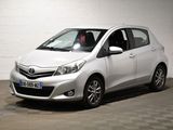 La Toyota Yaris est garée dans un garage dont le sol est à damier.