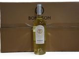 la bouteille de vin blanc se trouve à côté d'un carton