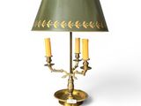 une image d'une lampe de table avec un abat-jour vert