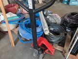 un tas de tuyaux et d'autres objets dans un garage