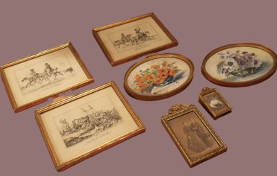 de nombreuses photos encadrées sur le mur de cette pièce