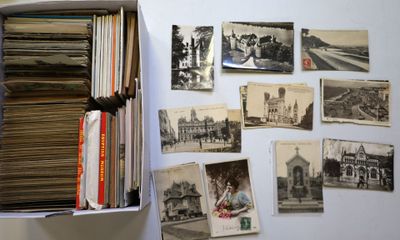 une boîte remplie de vieilles photos accrochée au mur