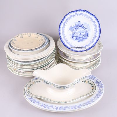 de nombreuses assiettes et bols empilés les uns sur les autres