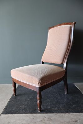 une image représentant une chaise sur laquelle est posé un coussin
