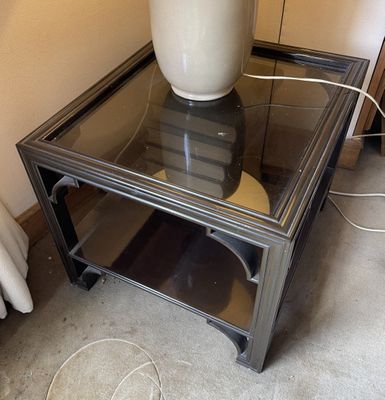 une table en verre sur laquelle est posé un vase