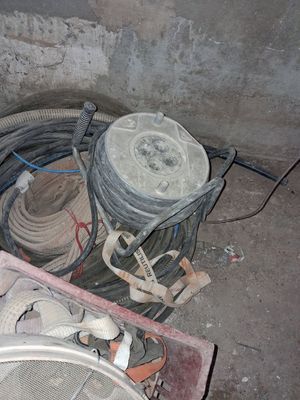 un tas de fils et de tuyaux par terre
