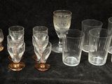 un grand nombre de verres posés sur une table