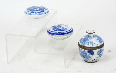 deux vases bleus et blancs posés sur une étagère transparente