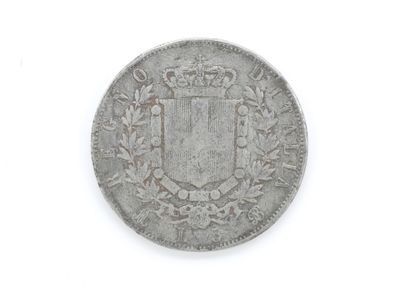 Gros plan sur une pièce de monnaie portant des armoiries