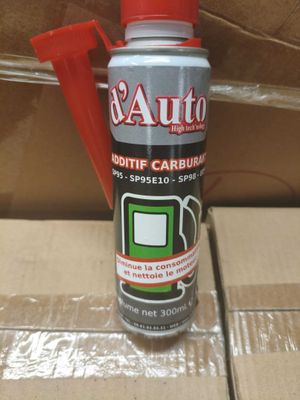une canette de Carbuzz posée sur une boîte en carton