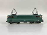 l'image d'un wagon vert sur un fond blanc