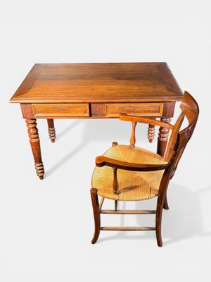 Petit bureau plat en bois, piètement tourné, deux tiroirs en…