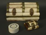 une petite boîte et une petite boîte en bois posées sur une table