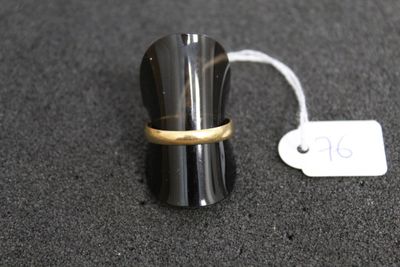 un anneau posé sur un objet noir