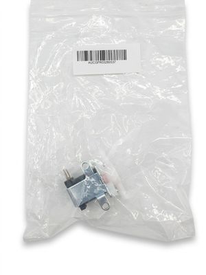un sac en plastique contenant quelques vis, posé sur une surface blanche