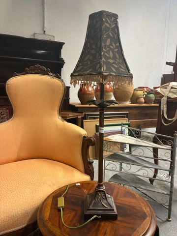 Pied de lampe un décor de palmier en métal