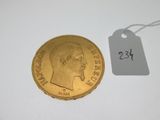 gros plan d'une pièce de monnaie portant une étiquette de prix