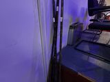 deux skis posés sur un porte-skis à côté d'une machine à laver