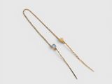 une paire de boucles d'oreilles plaquées or ornées de perles de verre bleues