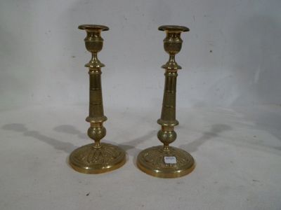 paire de chandeliers anciens en laiton sur fond blanc