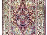 un tapis persan antique avec un motif floral sur fond blanc