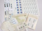 beaucoup de timbres et d'enveloppes sur la table