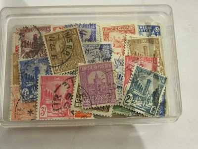 Boite Timbres Poste Tunisie - Neufs ET Obliteres .