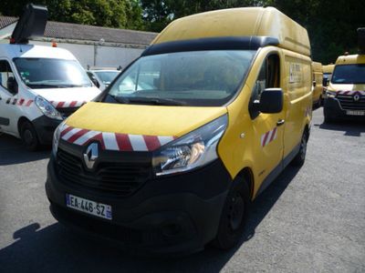 une camionnette jaune garée dans un parking