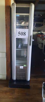 un réfrigérateur avec une étiquette de prix dans une cuisine