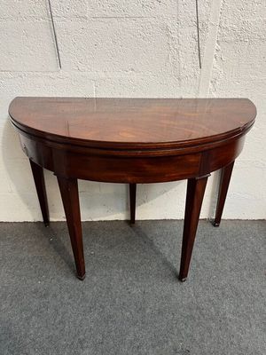 Table à jeu demi-lune en acajou et placage d'acajou sur pied…