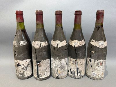 quatre bouteilles de vin sont alignées