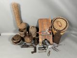 un grand nombre d'objets différents posés sur une table