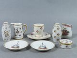 un ensemble d'assiettes et de tasses en porcelaine posées sur une table