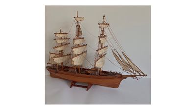 Maquette de bateau trois mâts en bois, corde et tissu.