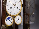 une horloge exposée dans une vitrine
