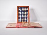 une photo d'une vitrine sur laquelle sont disposés des boutons