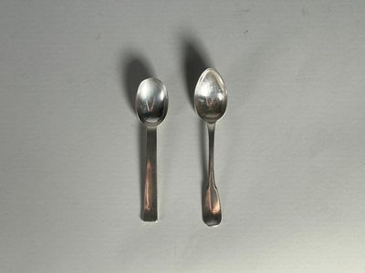 deux cuillères posées sur une table