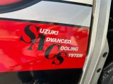 un autocollant apposé sur le côté d'une moto sur lequel on peut lire « Suzuki Advanced Cooling System »