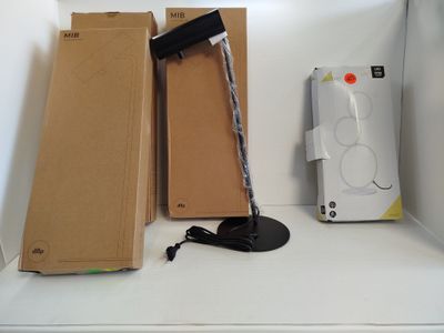 un boîtier muni d'une télécommande et un boîtier sur lequel est posée une télécommande