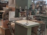 une machine qui se trouve à l'intérieur d'un bâtiment