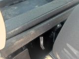 une photo de l'intérieur d'une voiture avec la portière ouverte