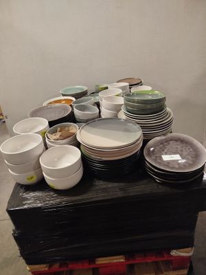 plusieurs assiettes et bols posés sur une table dans une pièce