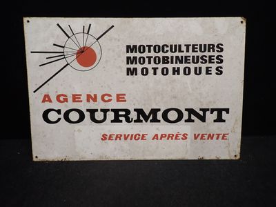 une vieille enseigne faisant la promotion d'un club de motards et d'une aire de service