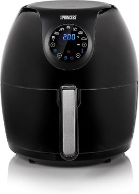 une friteuse noire posée sur une surface blanche