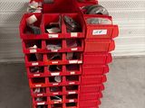 une pile de bacs rouges posés sur une palette