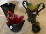 deux vases posés l'un à côté de l'autre sur une table