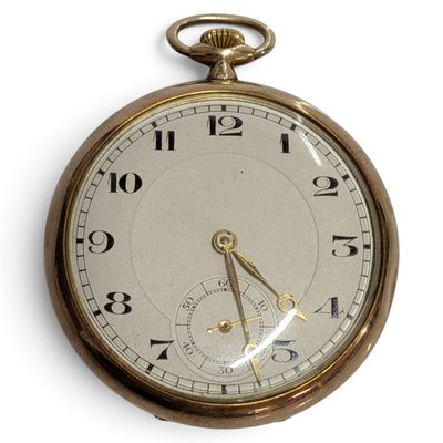 gros plan d'une montre de poche sur fond blanc