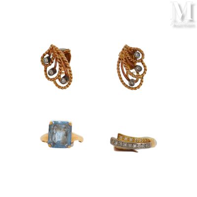 trois bagues en or et une bague sertie d'une topaze bleue