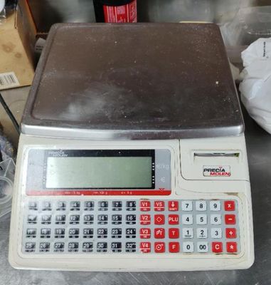 une balance posée sur une table