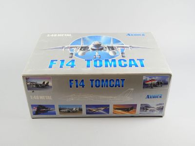 une boîte sur laquelle figure l'image d'un avion de chasse
